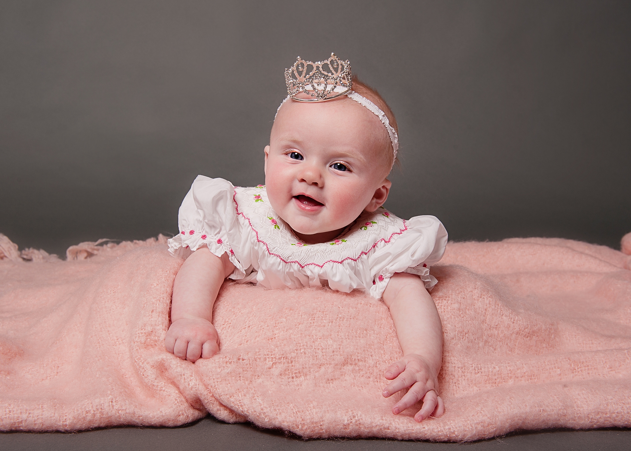 Lilith wearing a crown | six month session | lori pickens photography
